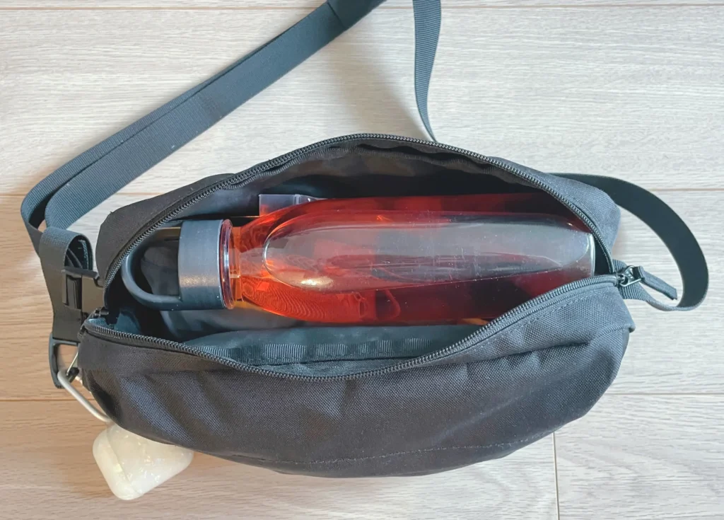 無印良品のショルダーバッグにペットボトルや小物が収納されている様子