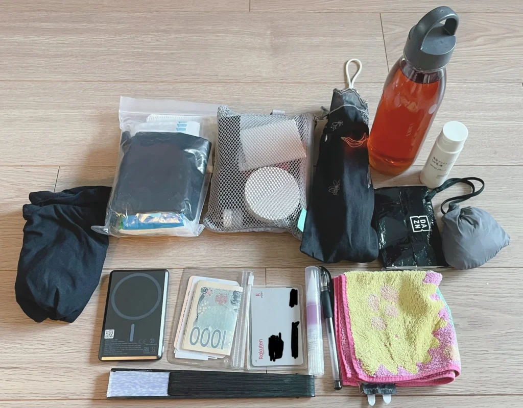 無印ショルダーバッグに入っていた中身を全て並べた写真