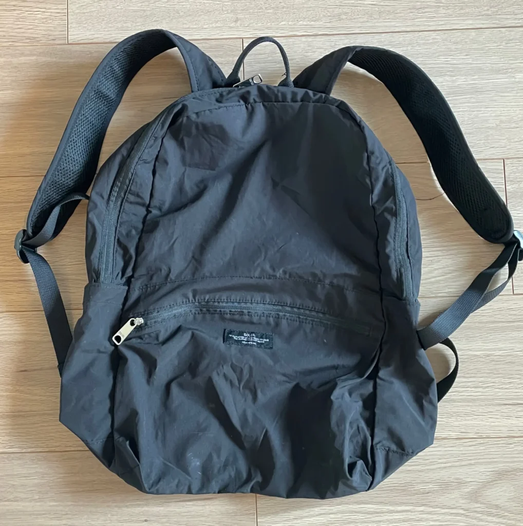 荷物が多い日に使うための黒い折りたたみリュックを広げた状態