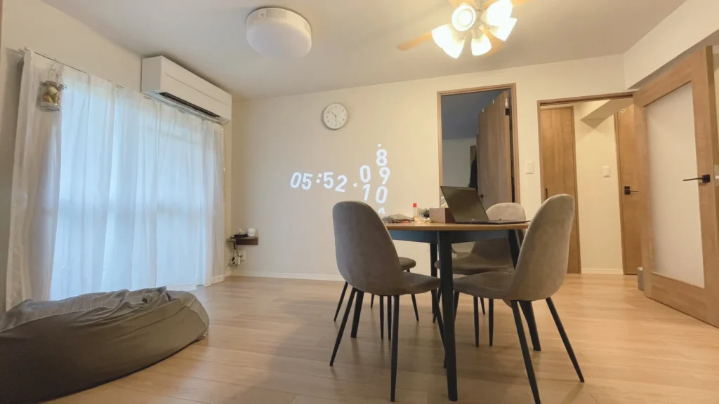 リノベ後の団地リビングダイニング。シンプルで広々とした8畳のダイニングスペース。