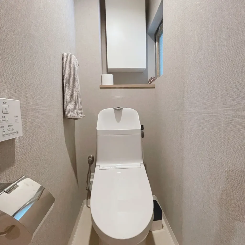 リノベ後で配管が壁内に隠された団地のトイレ。清潔で静かな空間。