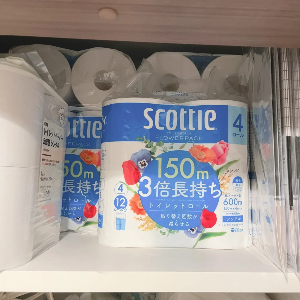 棚に収納されたスコッティ3倍巻きトイレットペーパーの複数パック